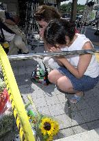 Women pray for those who died in Akashi fatal stampede